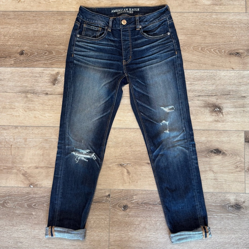 Like New AMERICAN EAGLE Super Stretch Distressed Tomgirl Jeans 0 Regular